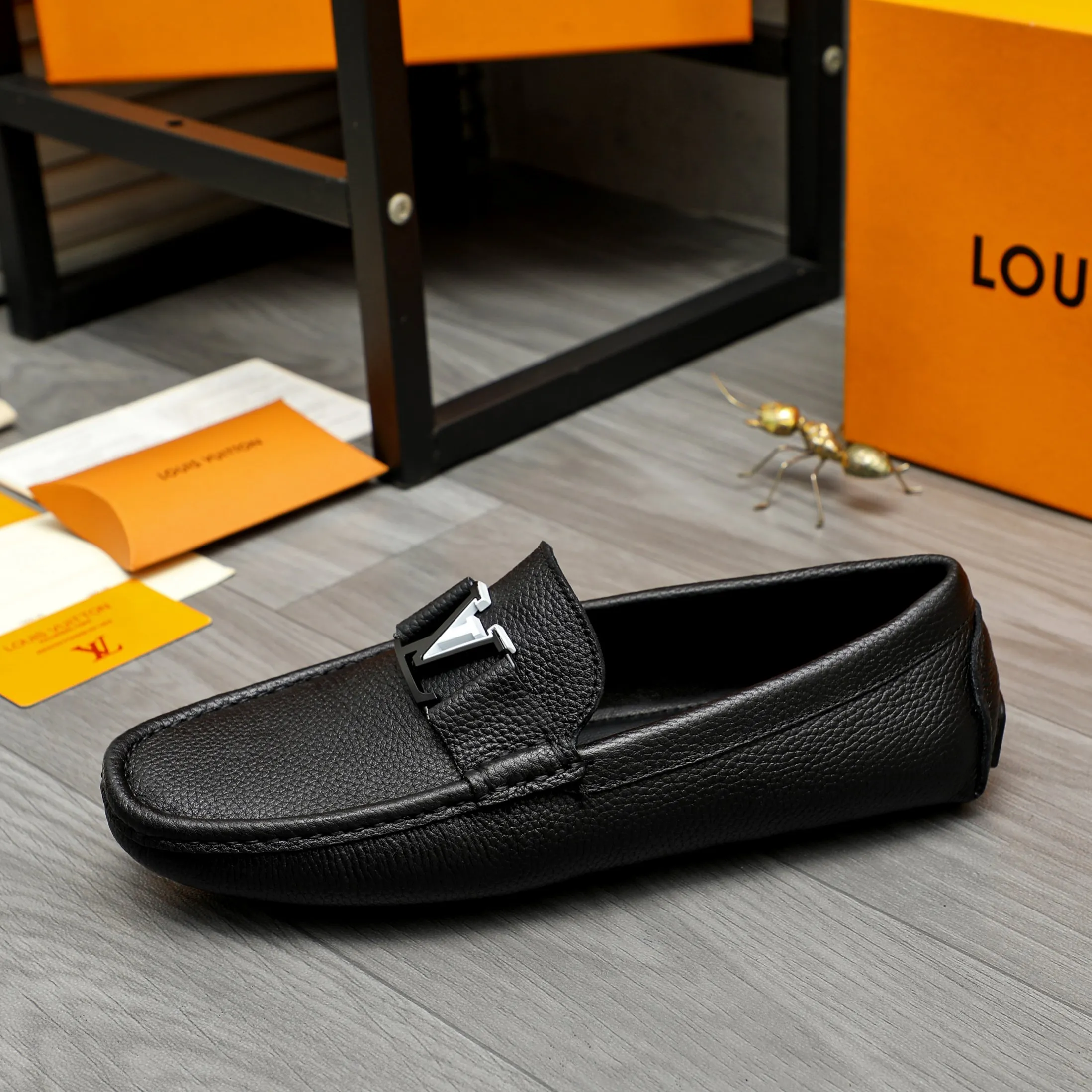 Men's shoes 💰420 Product trademark: LV "Louis Vuitton" casual slip-on shoes Regular size: 38-46 (45.46 custom-made, non-returnable) Product materials: Selected pebbled cowhide upper, sheepskin lining, original rubber outsole